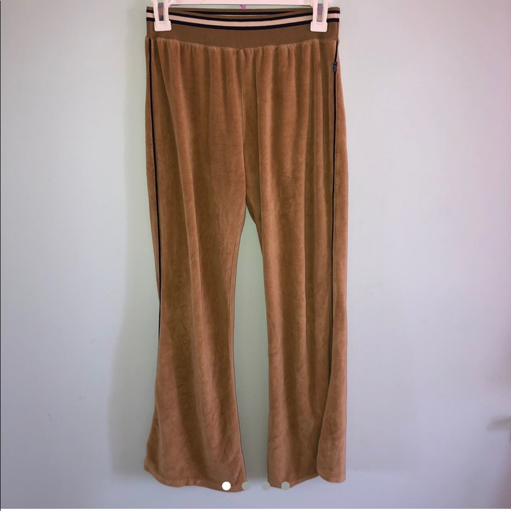 Adorable Big Flirt valor sweats.